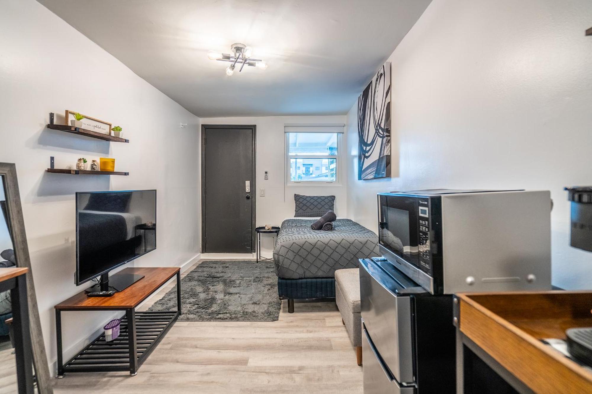 Cozy W/gated Parking Apartment *